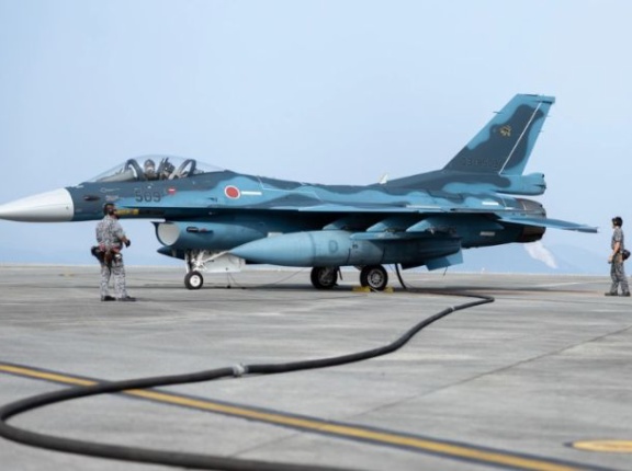 岩国海兵隊基で空自F-2戦闘機に給油するシミュレーションを行う海兵隊員！