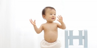 【感動】10ヶ月になる息子が初めて一人で支えなしで立ったんだが…