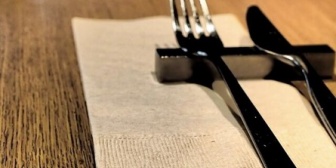 【恋愛相談】いきなり食事に誘ってみてもいいのかわからず困っているのですが…