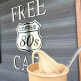 【北斗市 鈴木牧場を通りすぎた先に現れたソフトの旗】北斗市 FREE80sCAFE(フリーエイティーズカフェ)