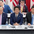 【ﾌｧﾝｻﾏﾘｨ】習近平、トランプより格上だと見せるために椅子の座面を上げた結果…足が浮いてしまい、ネットにコラ画像も出回る