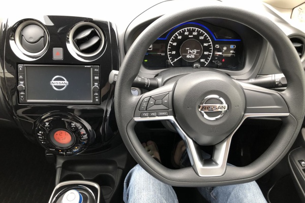 日産ノートe 12 使い勝手と車中泊への道