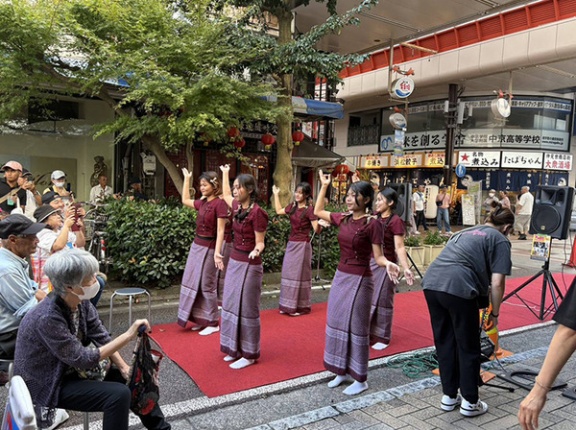爆竹は鳴らないけど縁起は良さそう。沼津で春節？仲見世が一瞬アジアになる日が来るらしい。