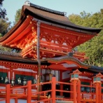 奈良の世界遺産「春日大社」の柱に漢字で落書き　マスゴミ「あかん！これはあの方達だとバレてしまう！モザイクで隠すぞ！！！」