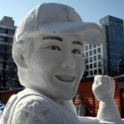 雪まつりの雪像と札幌市時計台