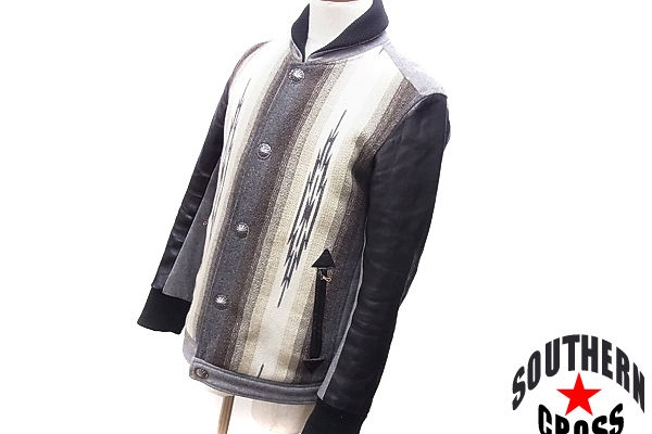 AVUITE』 スタジャン 袖レザー ネイティブ コンチョボタン 黒 【L