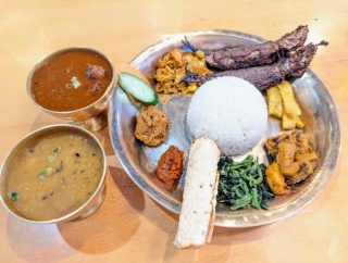ランチからネパ飯が楽しめる「ラジャ」（戸田公園）で揚げイワシ２尾付「カジャセット」