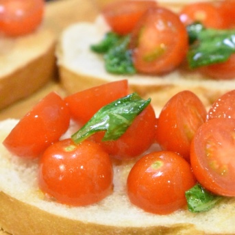間違いない味♪トマトとバジルのブルスケッタ