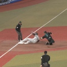 【珍プレー】 ロッテ・伊志嶺コーチ、ソトのインターセプトを肉体的阻止ｗｗｗｗ