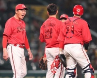 新井監督　第1戦で痛打された栗林をマウンドで直々に激励「お前で打たれたら本望だから」