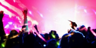 音楽フェスの警備員で参加した時の話。4組の出演者中、3番目の出番の女性歌手が超人気の人だった。その人の出番が終わると…