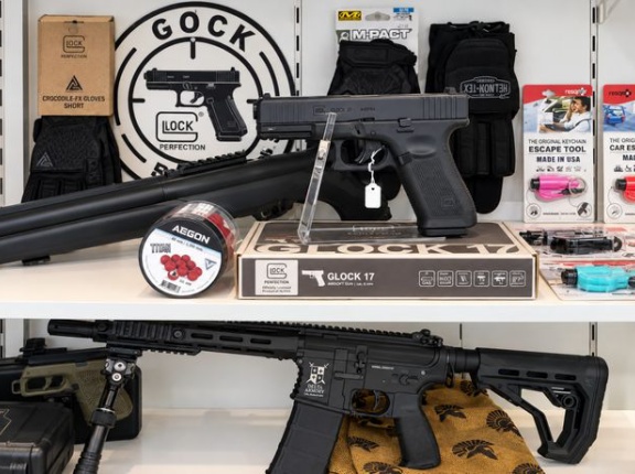 銃砲店が売り上げ10倍、パリで「暴動と略奪」に備え商店主が自衛！