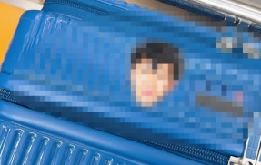 X民「旅行時スーツケースに目立つシール貼ると盗まれないらしいし、芸人の顔写真貼っとこ！」→マジでヤバいことになる・・・