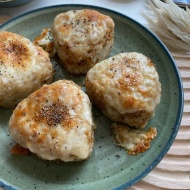 チーズとおかかがベストマッチな焼きおにぎり！