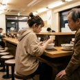 ガラガラのラーメン屋で1人で飯食ってる女の隣に座ったらビビってて草