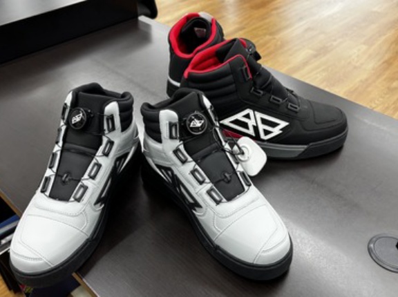 【神戸垂水２りんかん】おしゃれなライディングスニーカーあります！