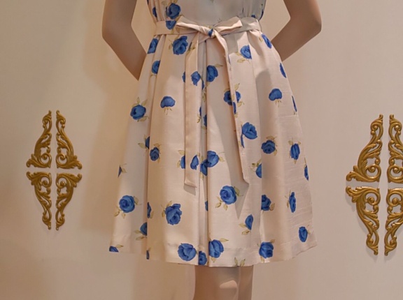 ニュース❗sale80%OFF❗️⭐️BBローズワンピ⭐️BBローズ柄オフ白×ブルー、40サイズが売れています！残り２枚
