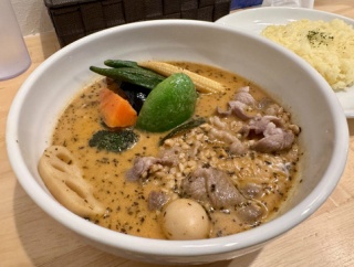北の大地の恵みを南の楽園で食べる贅沢！〜那覇　SOUP CURRY KING　沖縄那覇店〜