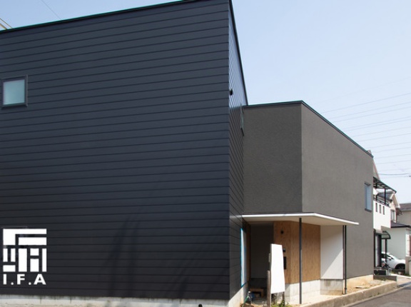 「高槻の家」カーテンのいらない暮らし。中庭と趣味室がつなぐ二世帯住宅【たかつー不動産】