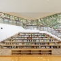 和歌山のツタヤ図書館、本を踏みつけるようなデザインに非難殺到「心理的抵抗ある」「衛生的にも機能的にもダメ」
