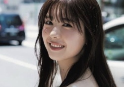 【画像】筒井あやめの等身大Eカップビキニポスター、想像の5倍ヤバい