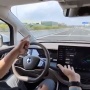 【動画】中国ディーラー「この車のスマート運転機能はすごいぞ。手を離してコンピューターに運転を任せてみろ」 → 結果…