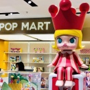 【中国・企業情報】POP MARTが2025年通期決算を発表：純利益は284%増の爆発的成長！「LABUBU」が単独で売上3,000億円超のモンスターIPへ