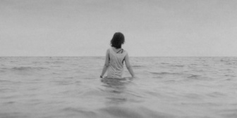彼女が髪をショートにしたいと言ってるんだけど、亡くなった妻を思い出すからやめてほしい
