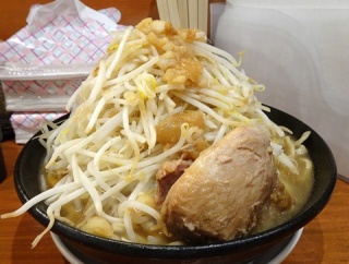 ■池袋の「ラーメン太る」で、デカ盛り二郎系ラーメン！