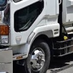 トラックに跳ねられてケガしたのに謝りもせずにそのまま去られた…これってひき逃げかな？