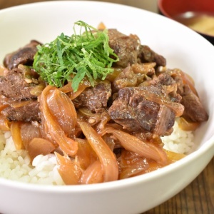 カレー用のお肉で♪ゴロゴロ牛丼