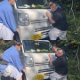 【動画】力士とマッチョが力を合わせて溝にはまった軽トラックを救出！！ 周りからは「うわ、スゴイ」の歓声