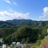 『快晴で心地よく山頂まで行けた2014年の収穫祭の会場の様子で人出も多く今年の2017年のように穏やかな気候で過ごしやすくパートナーの相棒と参加された皆様と一緒にワイン(私はジュース)』の画像