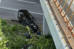 東名高速に車転落、運転手逃走　子ども2人けが、浜松