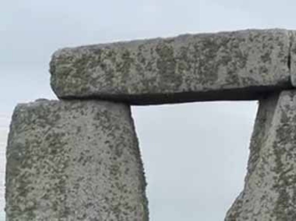 【こんなところに】 世界遺産のストーンヘンジにやってきた。観光客たちが何だか騒がしいぞ？ → こういうことでした…