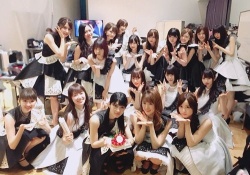激レア！まいやんが久保ちゃんに後ろからハグ！！最新、集合写真がコチラ！【乃木坂46】