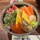 新鮮なネタがたっぷり盛り付けられた北海丼！