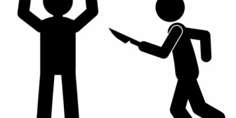 バイト中、爺さんが来店。ぶるぶる震える手で包丁をカウンターに置いて「警察を呼んでくれ」その日は店長が帰したんだけど、その後…