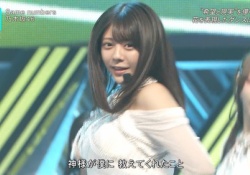 新曲披露時の冨里奈央さん、推定Fカップが上下に揺れてしまう