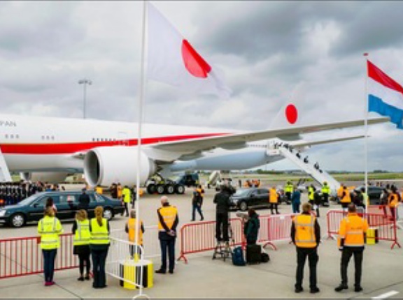 天皇夫妻　オランダスキポール空港到着の動画
