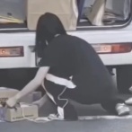【悲報】Amazonの女性配達員さん、大切な荷物を○○しているところを目撃されてしまう