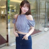 『[イコラブ] 大谷映美里、オフショル×膝上ミニで美スタイル際立つ 私服ショットに「すべてが理想」「彼女感すごい」の声』の画像