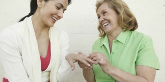 義母から婚約指輪もらうって普通？なんだか義母と婚約するみたいで嫌なんだけど…