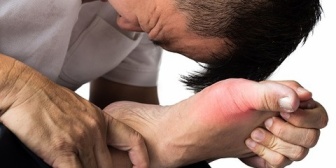 【命の危険を感じて…】遺伝で痛風持ちの俺。先日、突然発作、痛みで背に腹変えられんと嫁に病院送迎を願い出たら…説教始まり。