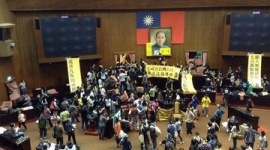 台湾政府が『台湾を丸ごと中国に返還するも同然の法律』を強行採決 → 反対の学生らが議場占拠