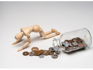 年金だけでは、食えないシニア