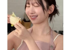 【朗報】藤嶌果歩、裸に見えるナマ腋エプロン姿を投稿・・・