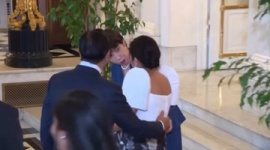 【外交】フィリピン・マルコス大統領夫妻を歓迎する高市総理、奥様が挨拶のために話したそうにしている事に気づいて駆け寄る