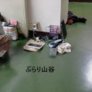 寄せ場に人が入って行く