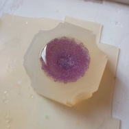 猫も更年期あるのかしら？と、紫色の宝石レジンつくりました。